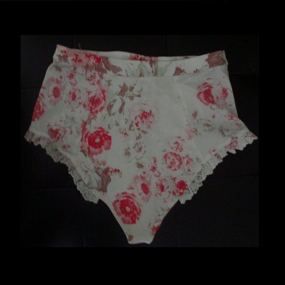 NWT FOR LOVE & LEMONS "MILLS" SHORT SHORTS - Picture 3 of 4